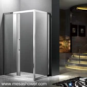 Herdet glassdusj med rustfritt stålramme